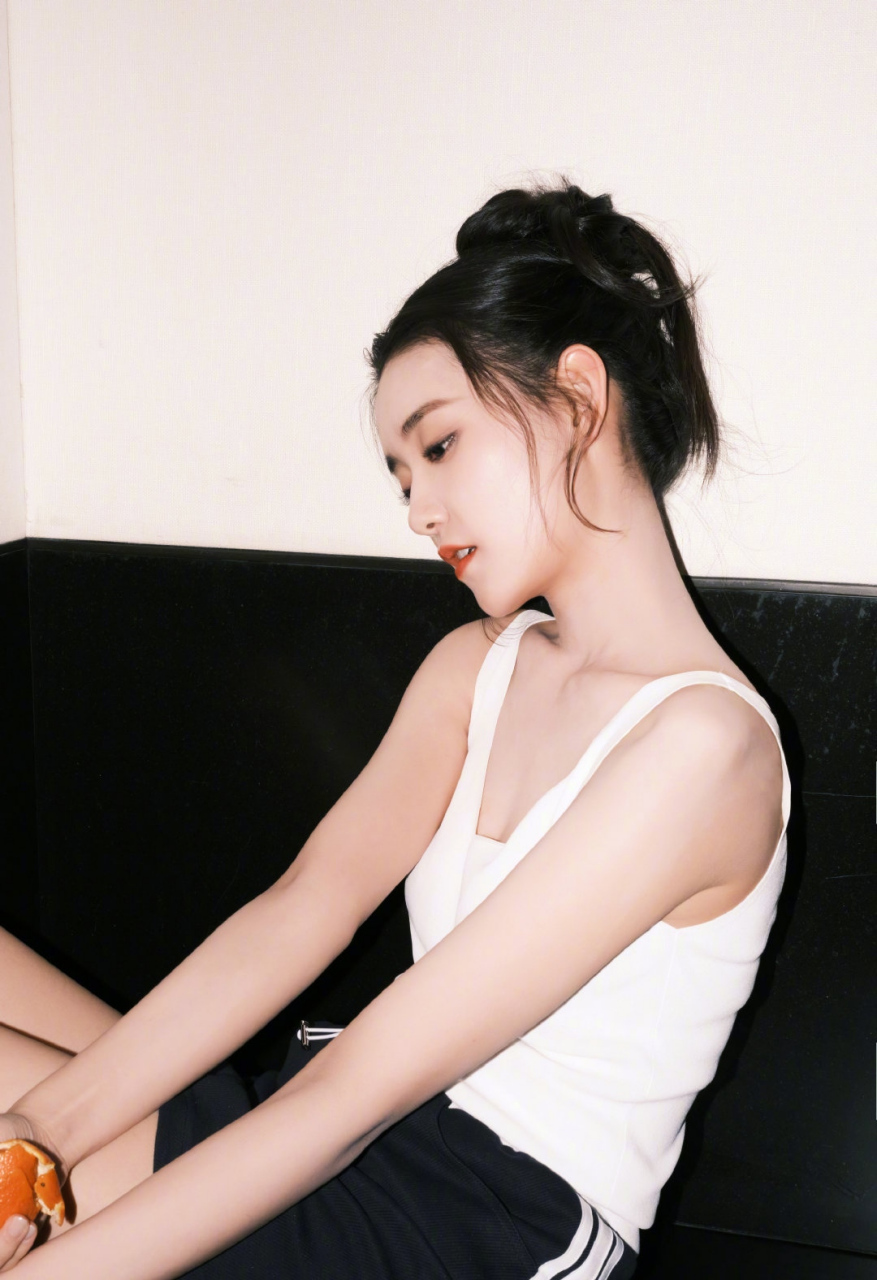 蒋依依# 肤白貌美的容颜,甜美可爱,白皙细嫩的肩颈线,妩媚多姿,风姿