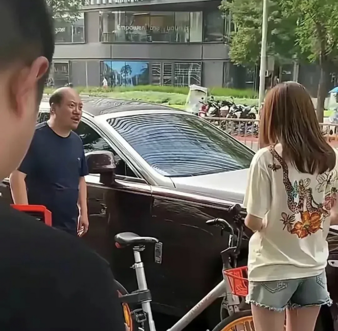 谢广坤800万豪车被女学生骑车刮蹭,维修费要几十万,怒斥赔不起!