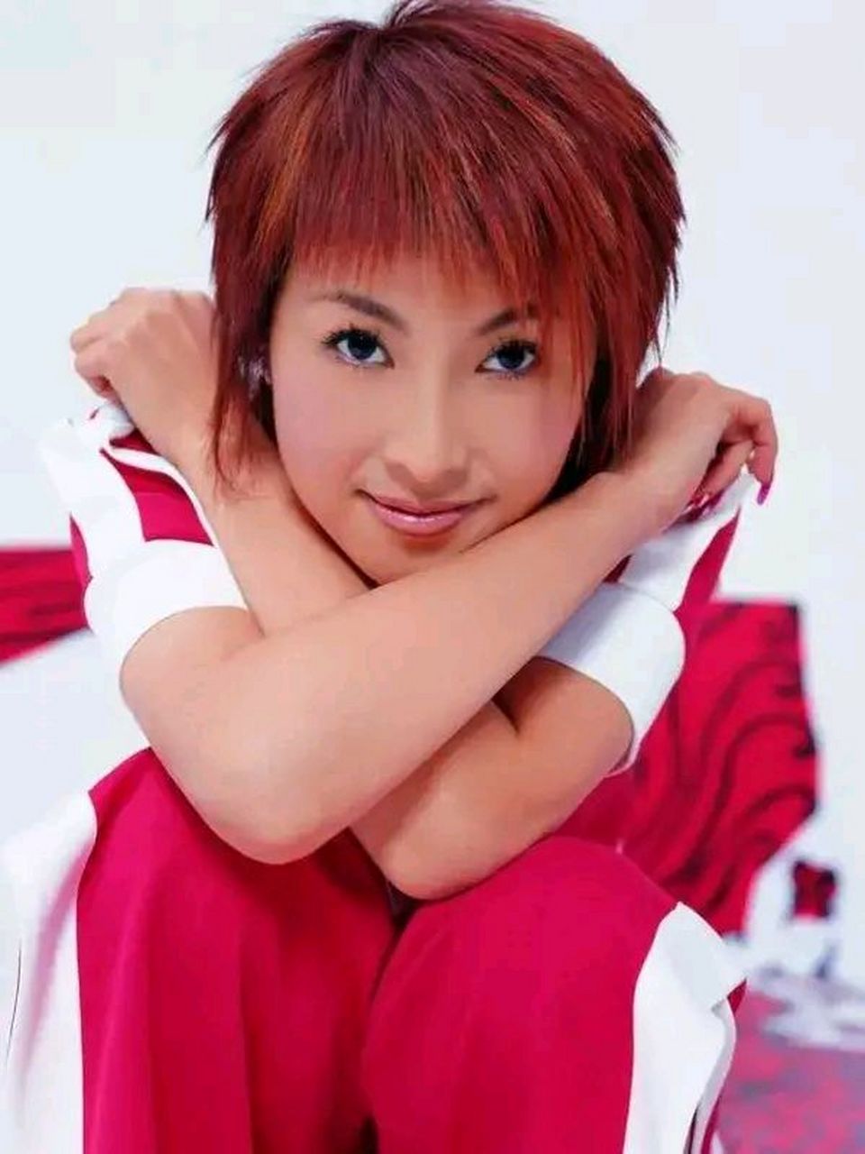 陈倩倩古典而现代的美打动,尽管她的发型和服饰很时尚,她静静思考或