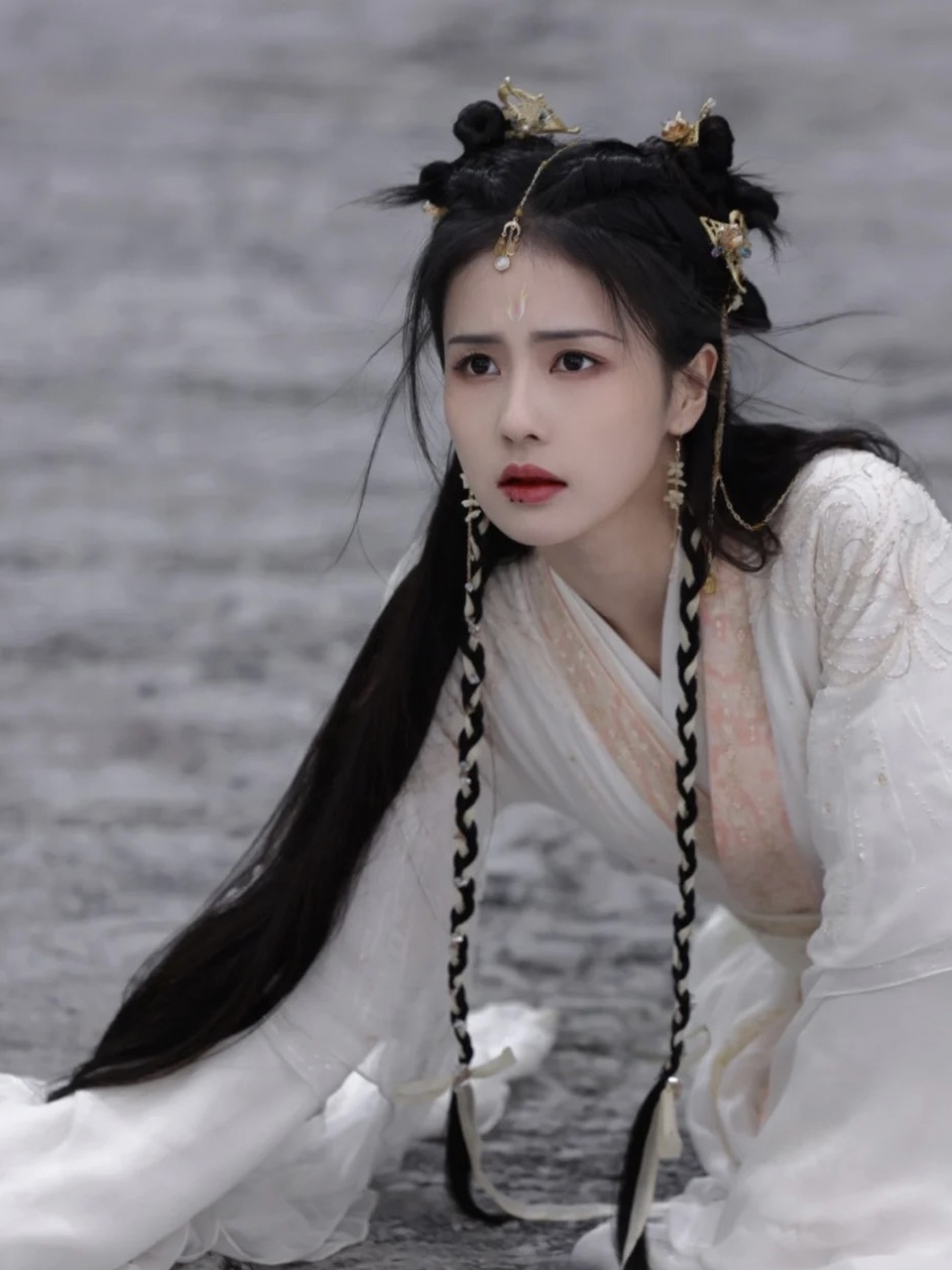 网友:白鹿一脸苦相,怎么适合演《长月烬明》?