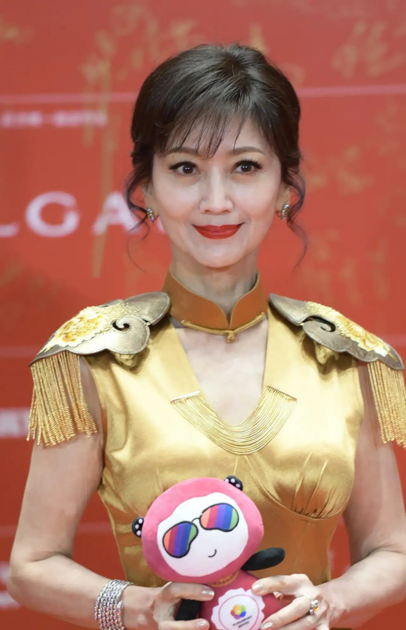 看到赵雅芝的活动怼脸生图状态,就知道现实还是很打脸的.