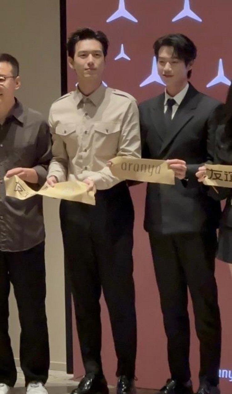 183的魏大勋站在185的李现旁边,身高差距不止有2cm吧?