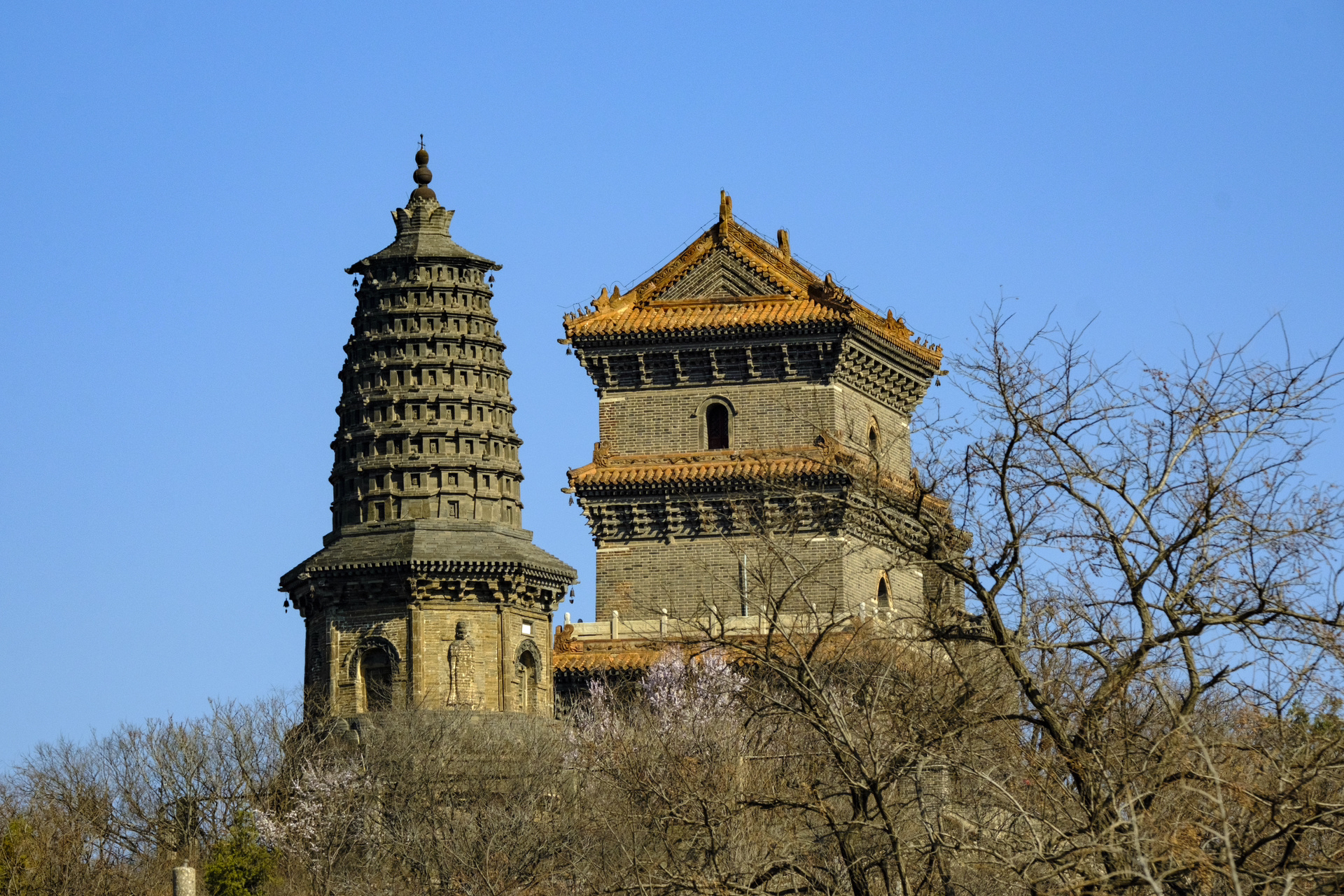 此为唐山车轴山建筑群,包括辽国药师灵塔,明代无量阁和民国的无昌阁.