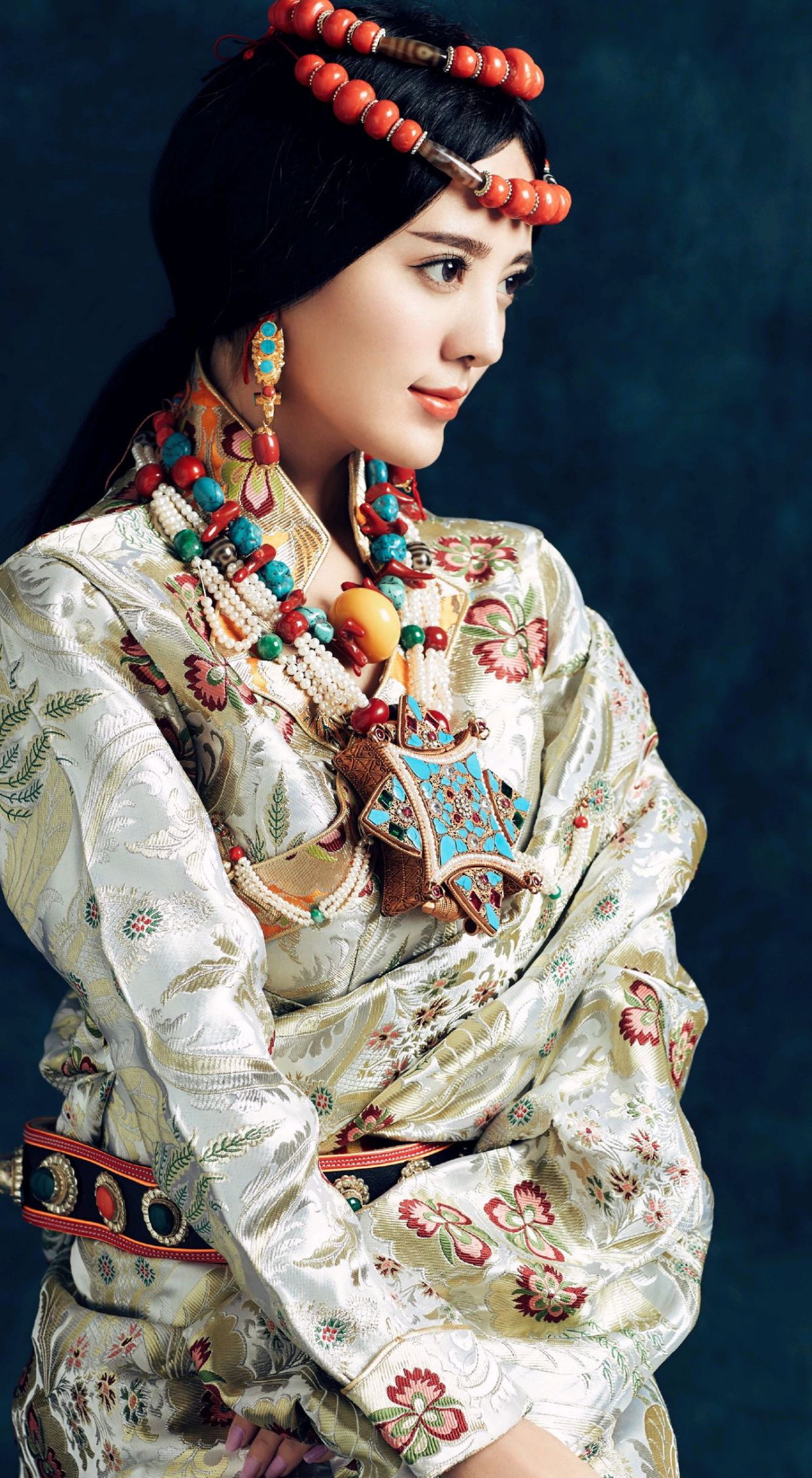 藏族歌手阿兰高清写真美图,人美歌甜,气质独特