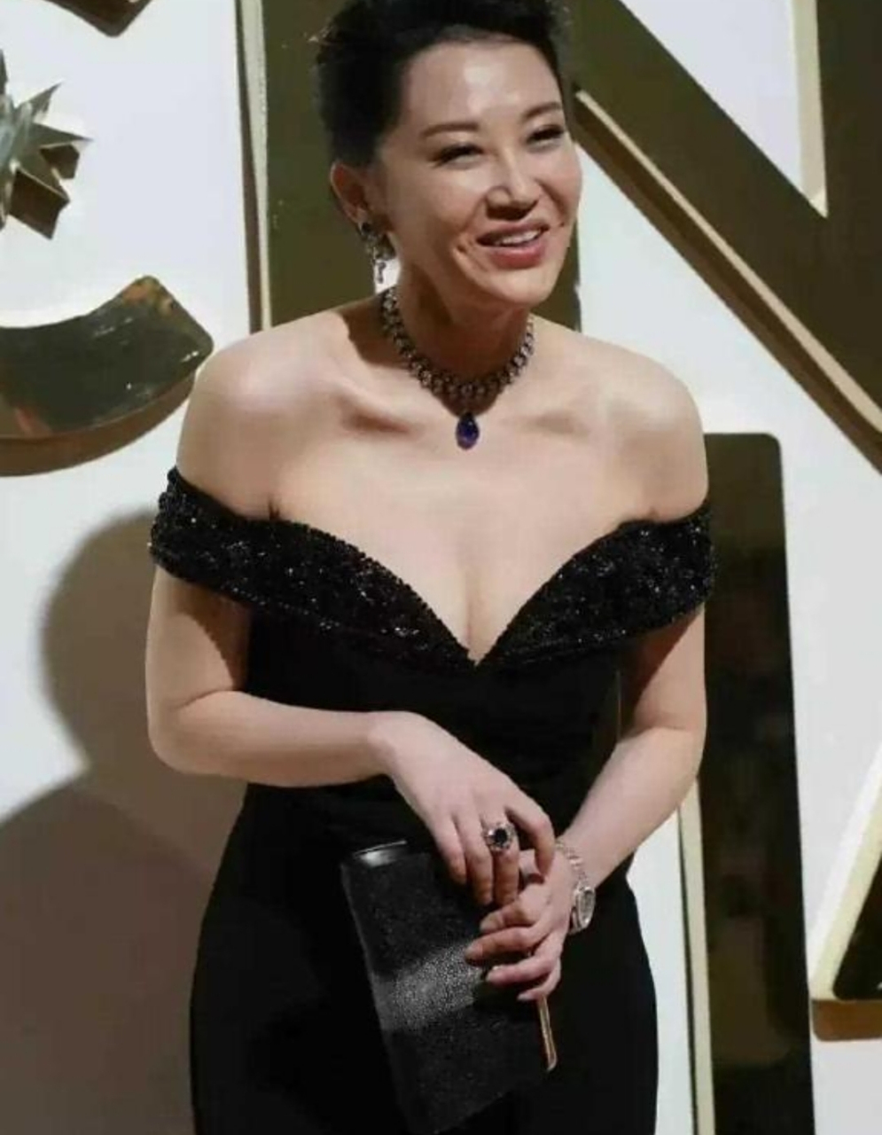 许晴真会保养,面容姣好,身材丰满,性感迷人~ 怎么看也就三十岁左右的