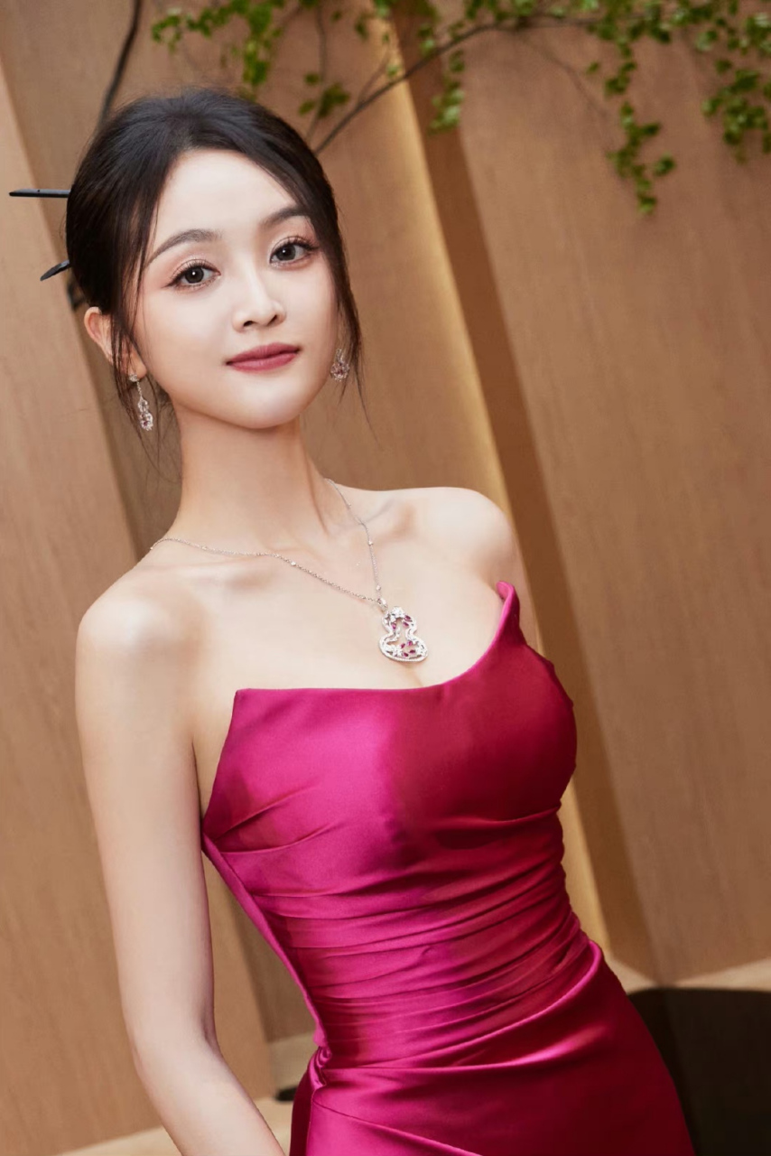 吴宣仪# 一袭粉红抹胸裙,雪肤玉貌的容颜,窈窕曼妙的身材,性感妖娆的