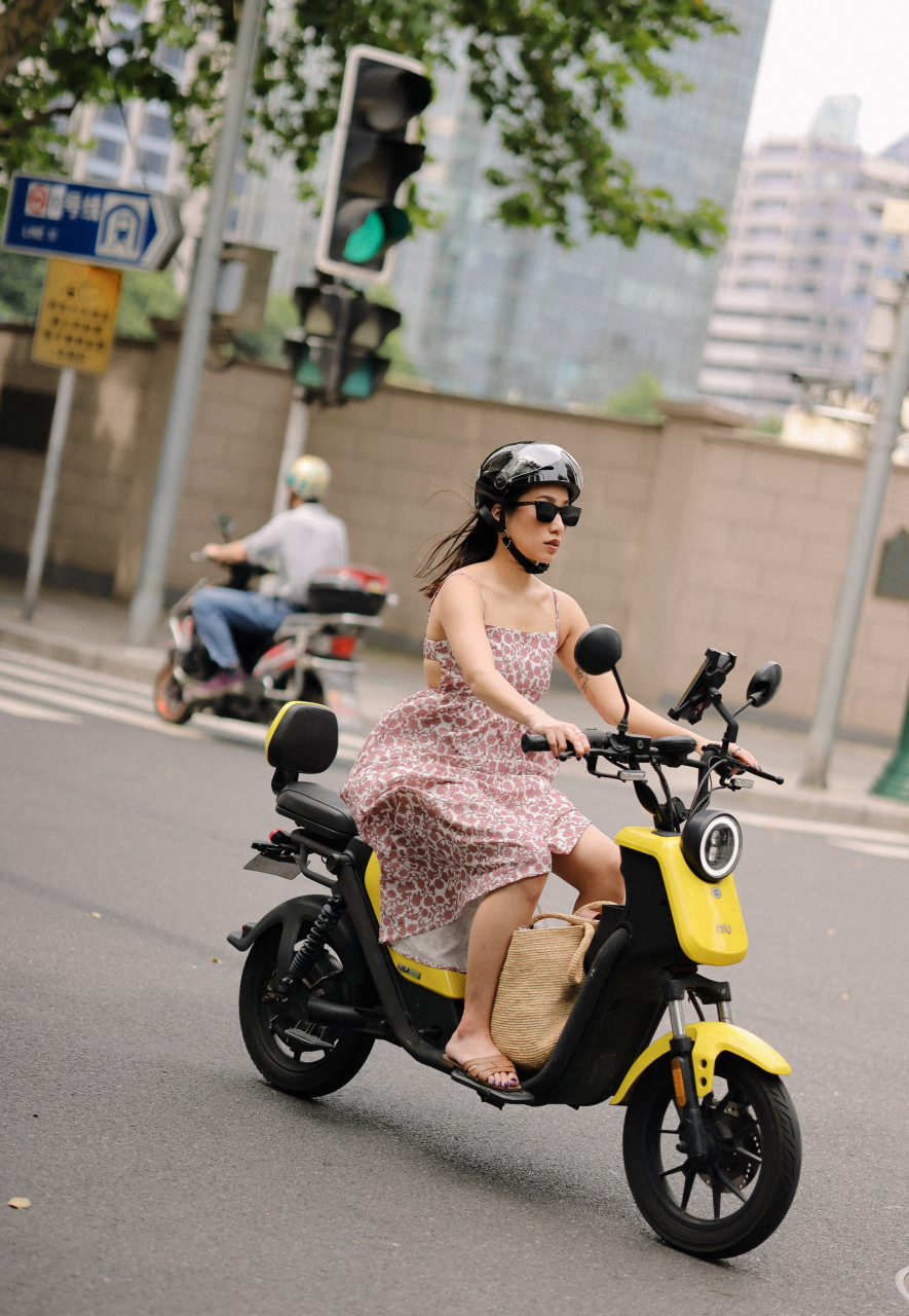 上海街拍——高温天骑摩托才凉爽啊!  为什么?