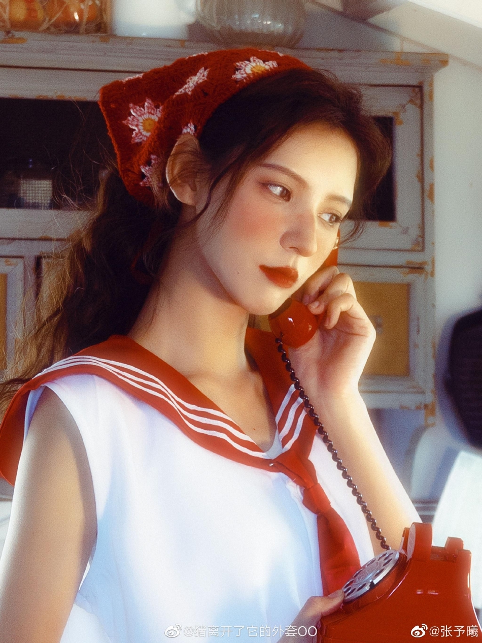 组图：张予曦秋日农场写真大片曝光浓郁雀斑妆变油画美人