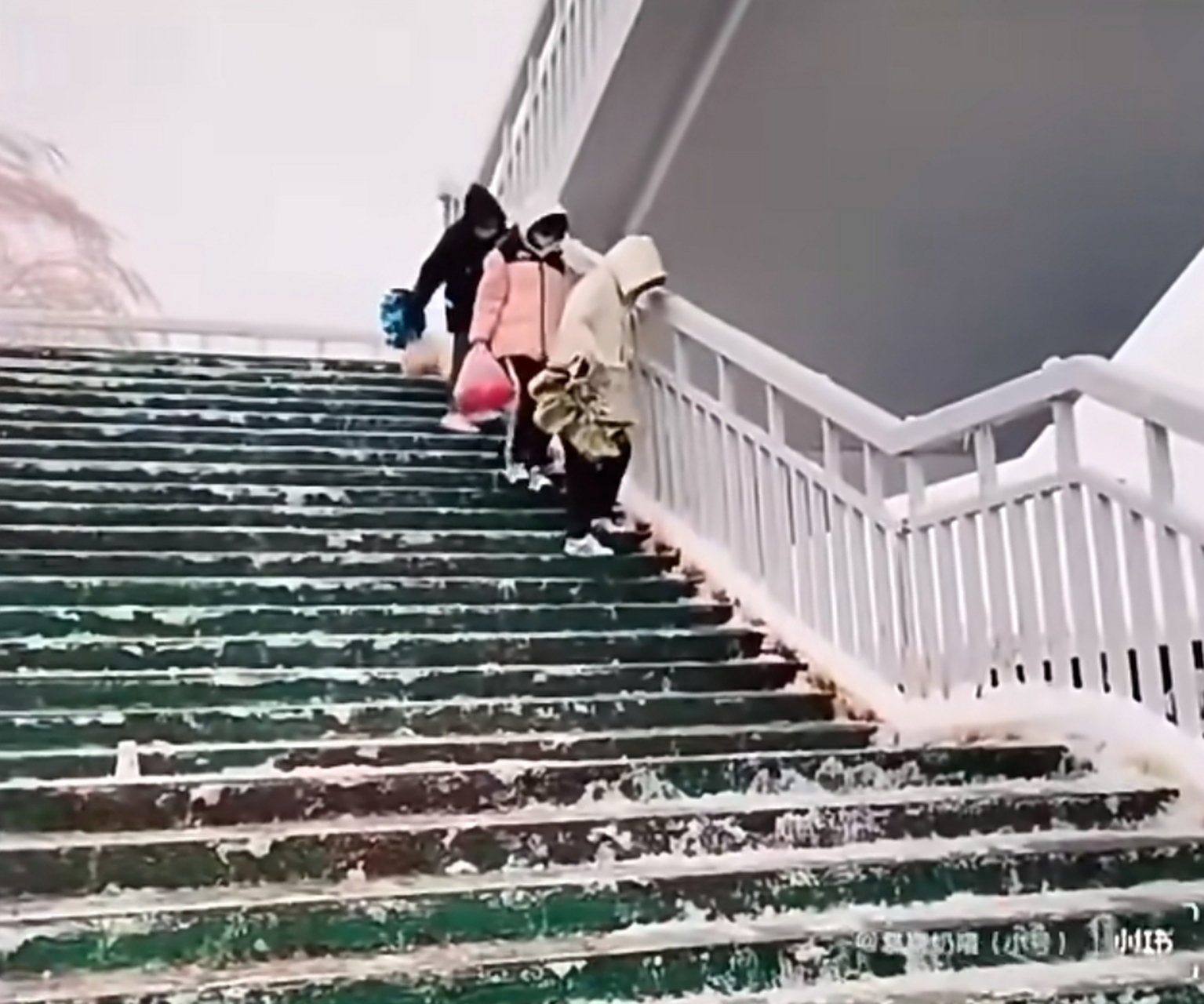 各种姿势,下楼梯瞬间.