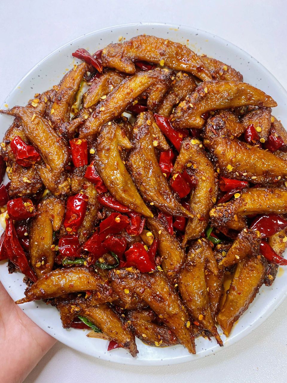 干锅鸡翅尖 好吃到舔手指 根本停不下来95食材: 鸡翅尖,葱姜蒜,花椒