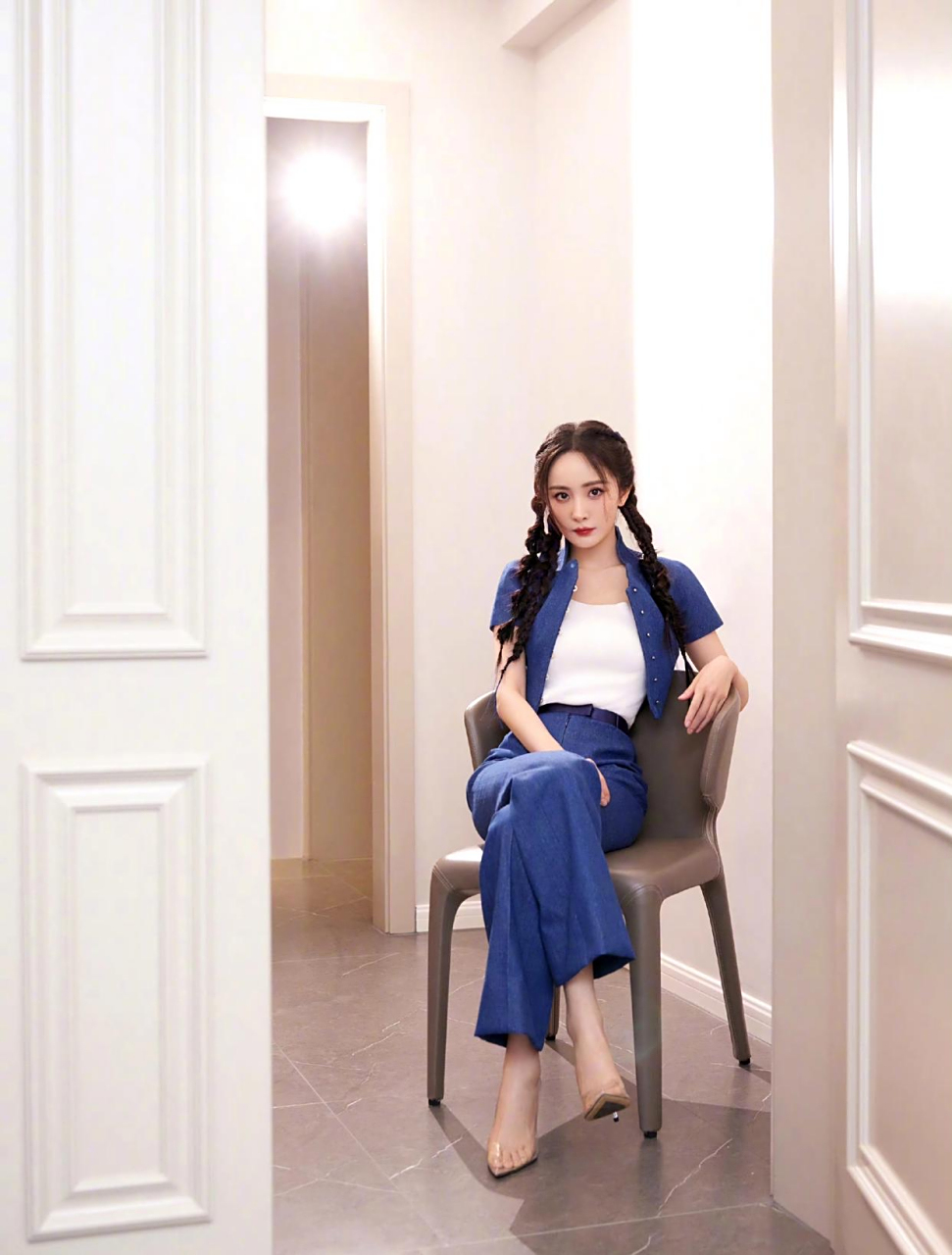 看着像没穿鞋子一样,杨幂这高跟鞋挺特别的