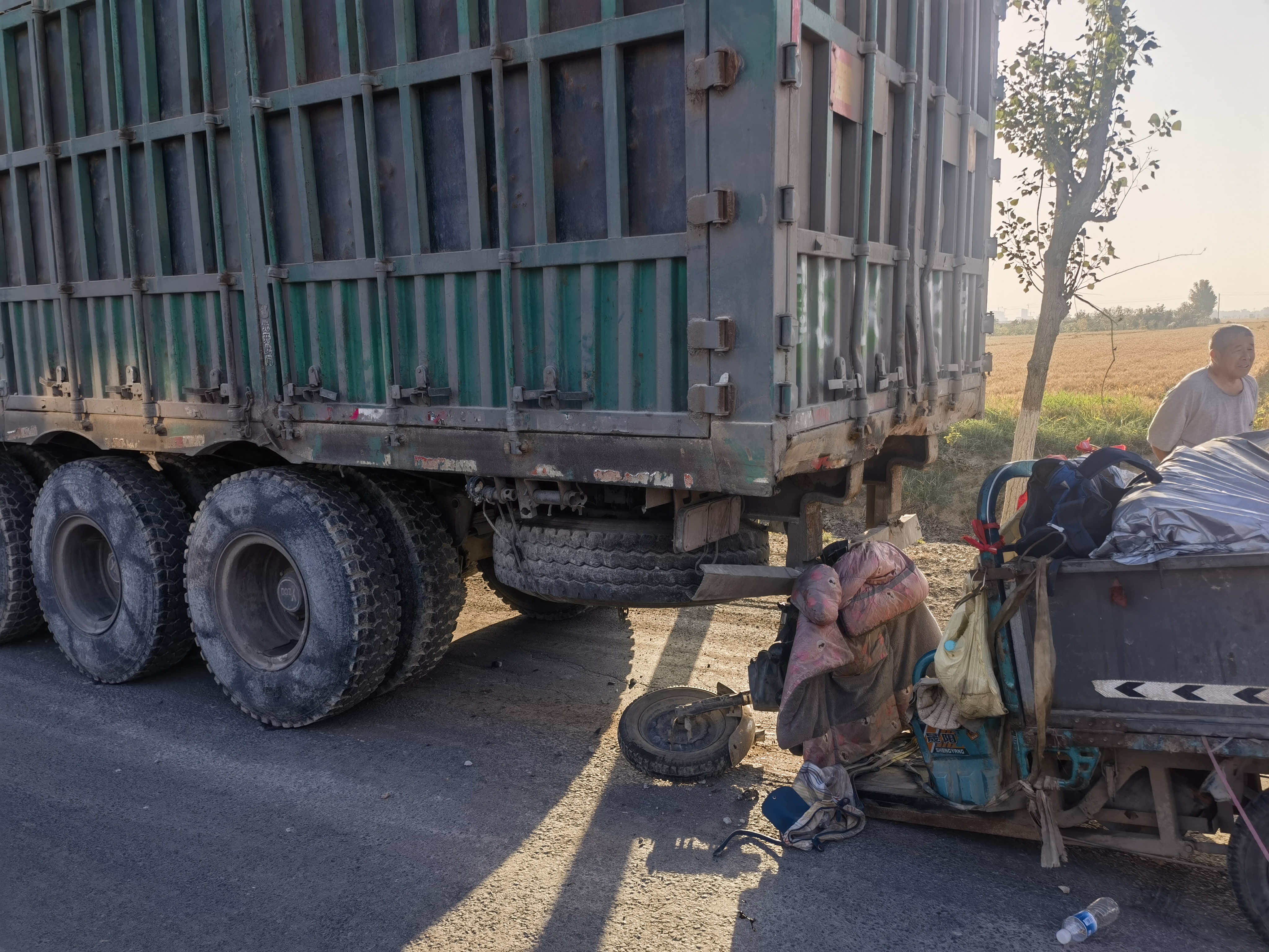 河北衡水:女子骑电三轮追尾半挂货车 景县消防紧急救援