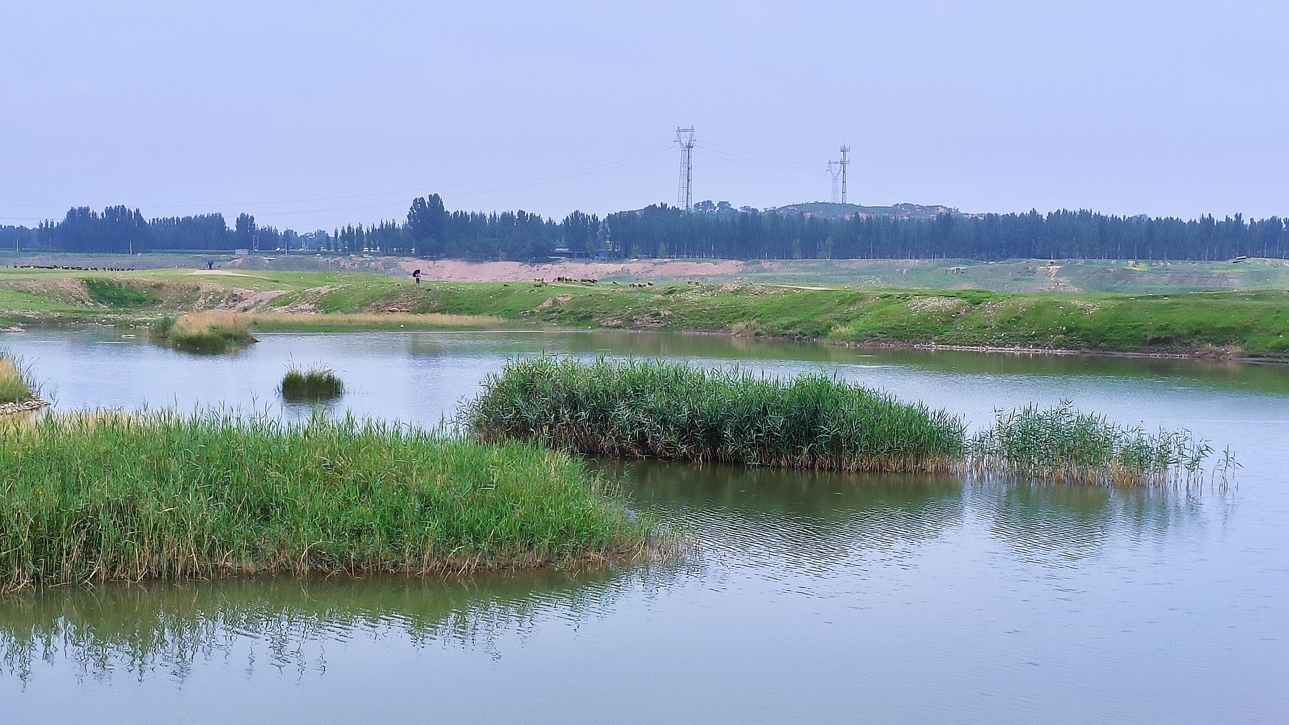邢台青山白马河,酷似塞外草原,又如水中雅丹