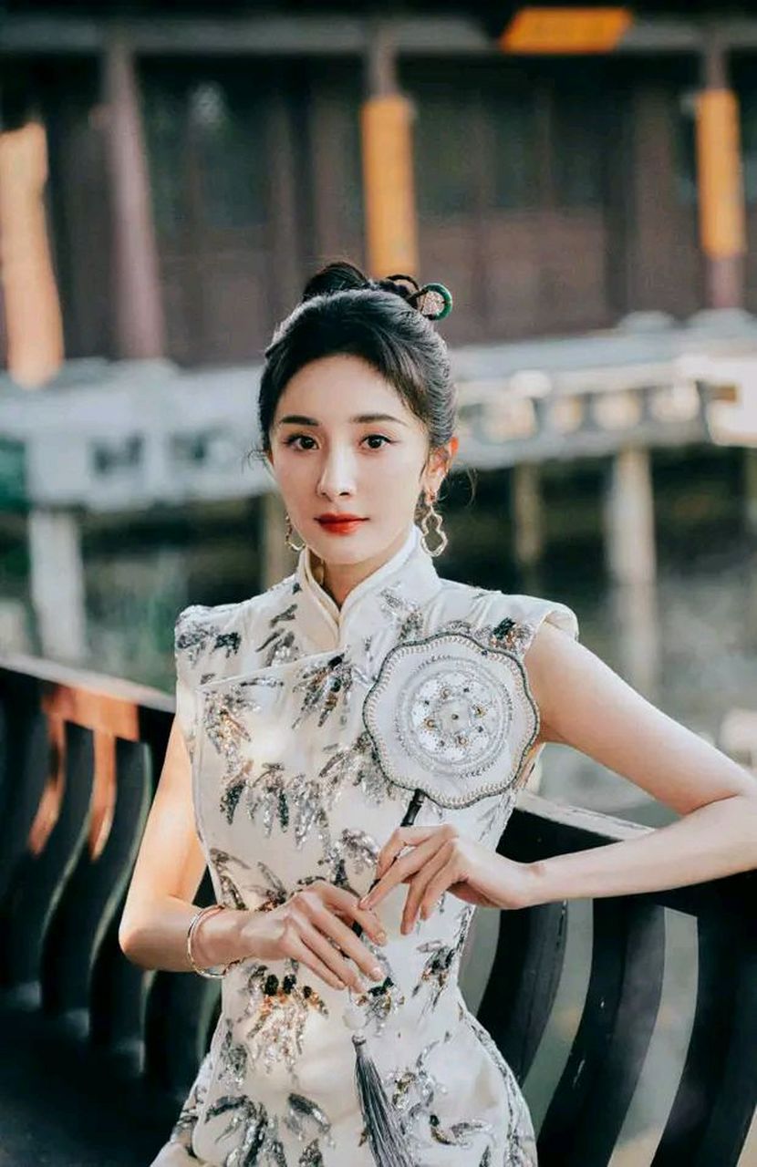 杨幂央视中秋晚会造型曝光 穿中国风旗袍身姿婀娜