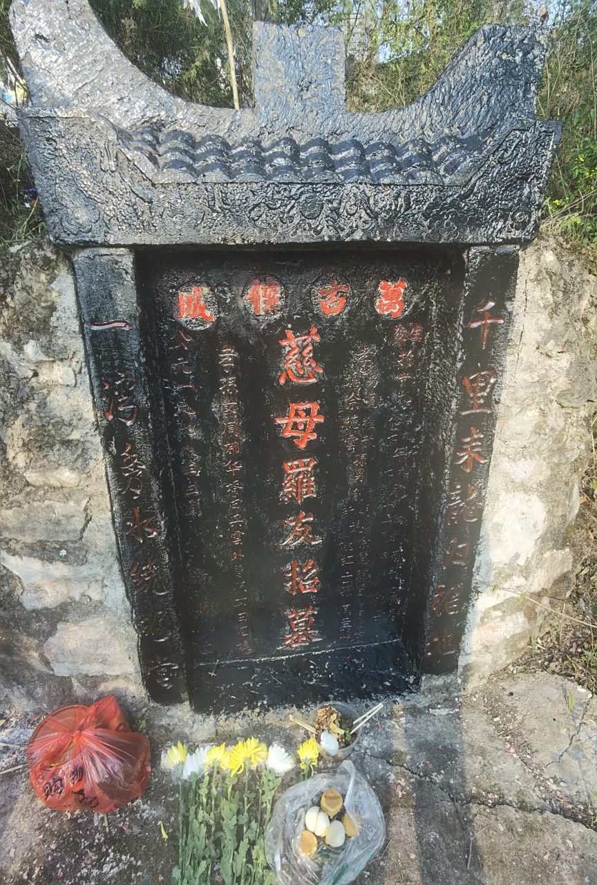 奶奶去世36年,我为奶奶扫墓36年,每年都为奶奶的墓碑上漆,独自一人在