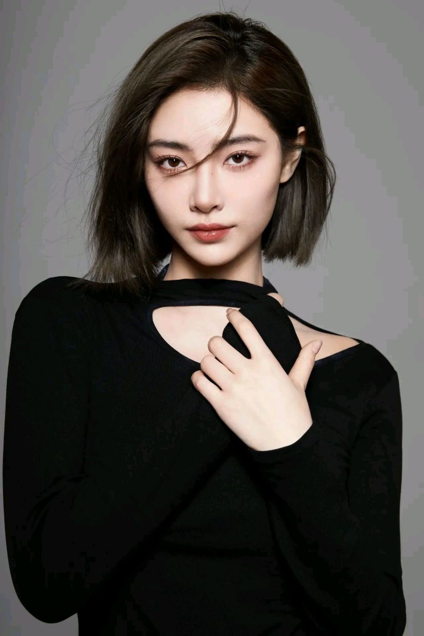 许佳琪黑色露肩打底衫,齐短发,妆容精致,烈焰红唇,美艳酷飒!
