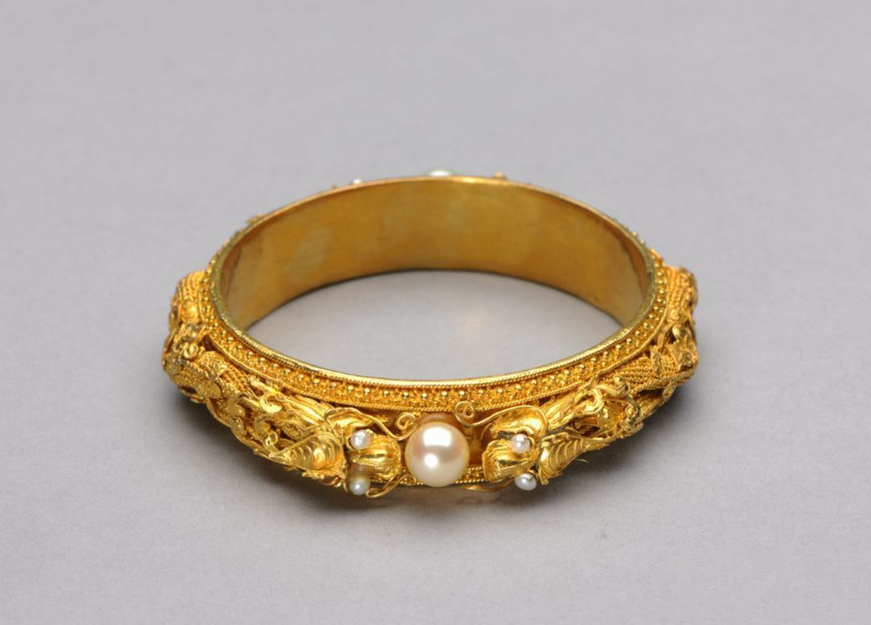 红楼梦里的"虾须镯",不是外形像大虾的镯子,是把黄金拉成很细的丝