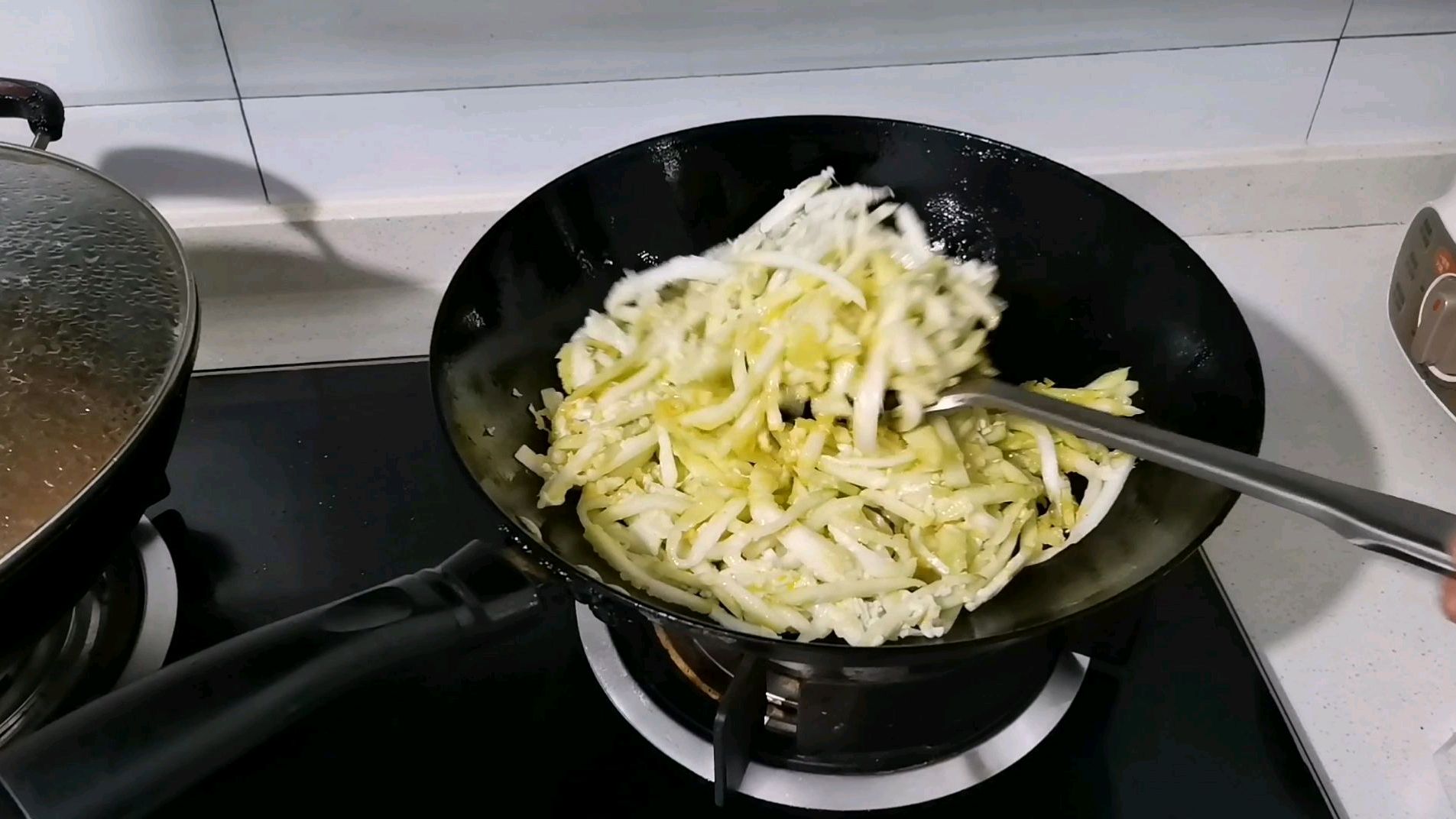 瓠子不要在炒着吃了,试试农村这种土做法,味道鲜美,两碗不够吃