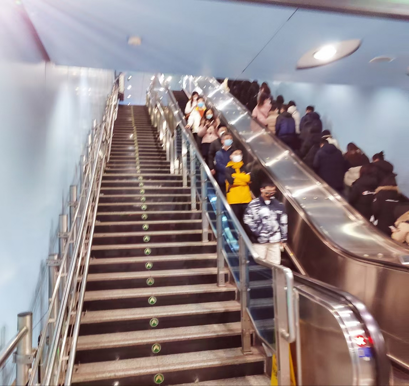 幸福都是奋斗出来的# 有时候难走的路从不拥挤,就像这地铁站的楼梯