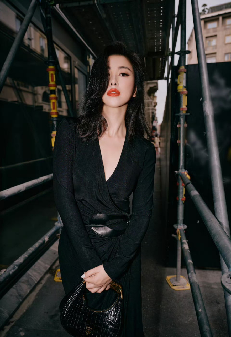 朱珠参加#hello时装周# ,身穿一套黑色修身连衣裙搭配一件黑色西装