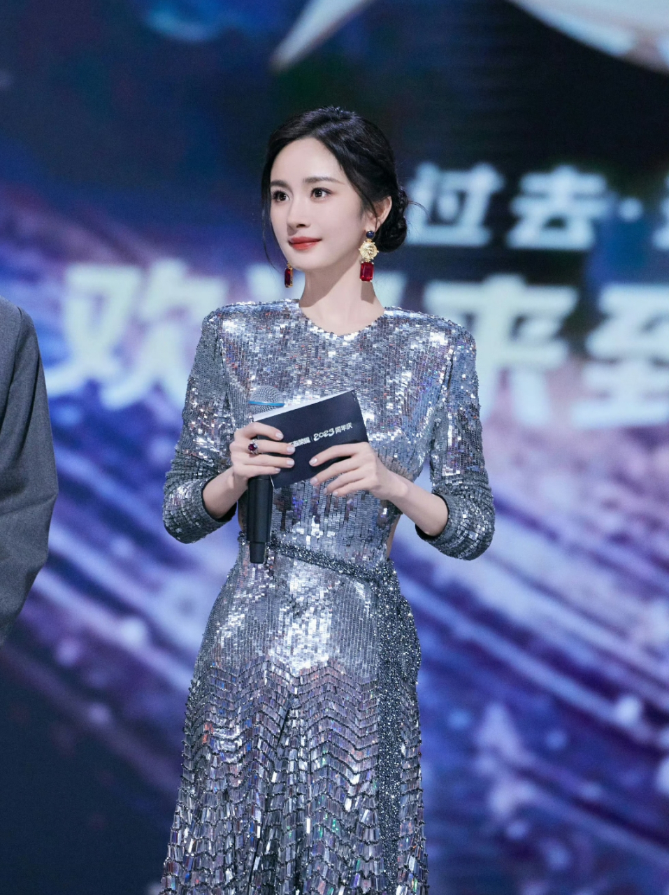 杨幂今日王者荣耀周年庆活动生图,银色闪钻裙 ,好美,太抗镜头了,大幂