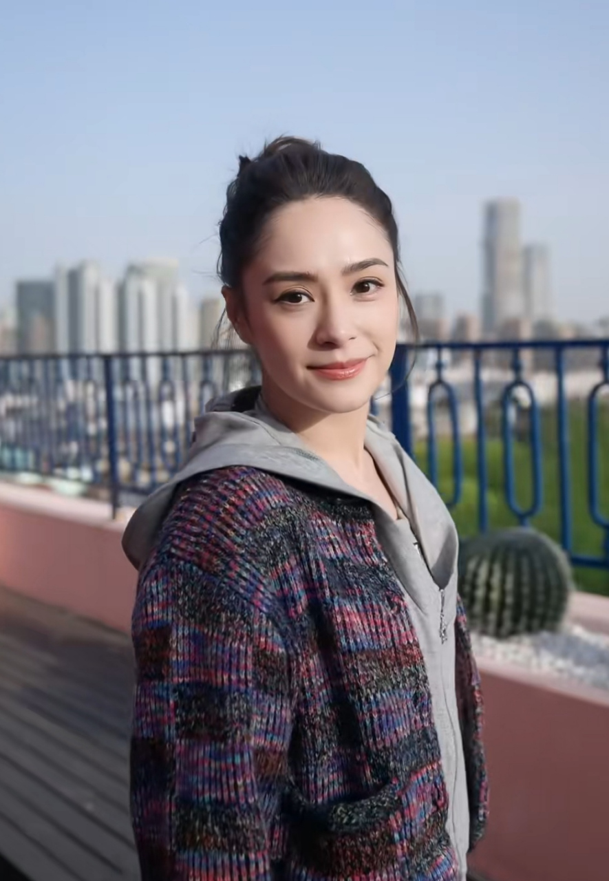 阿娇现身上海拍摄,丸子头虽然是半永久造型,但也看不厌,毕竟阿娇脸型