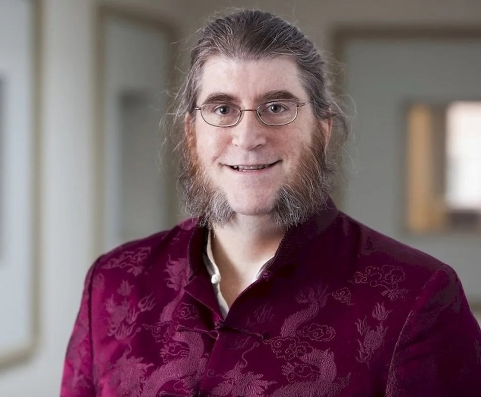 他的老婆是我国成都人,他陪着老婆在我国生活了十