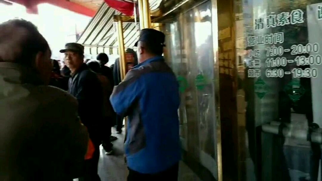 江苏南京老字号小吃绿柳居,天天排着长长队伍,一看全是中老年人