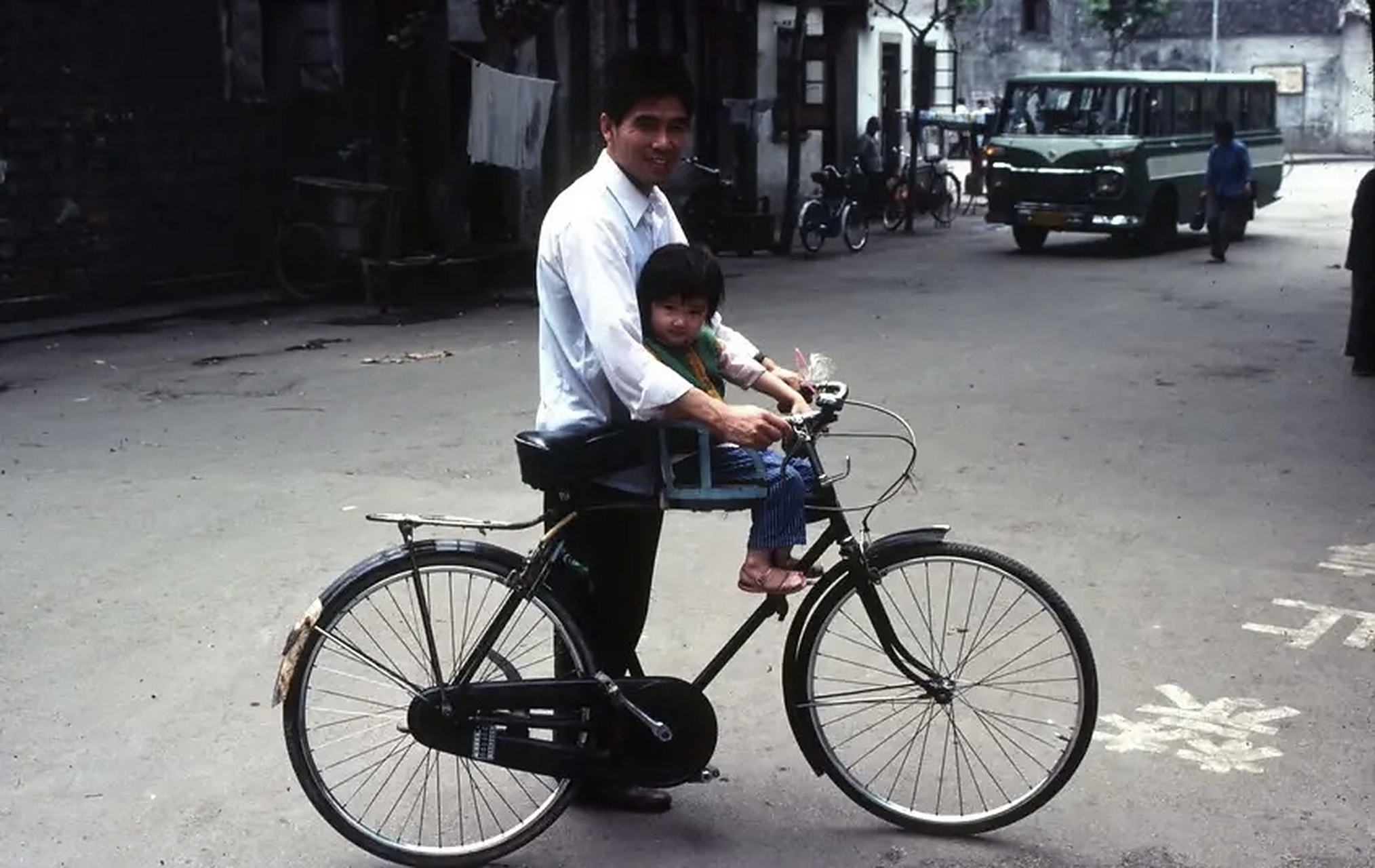 80年代,街头自行车上的父女情深