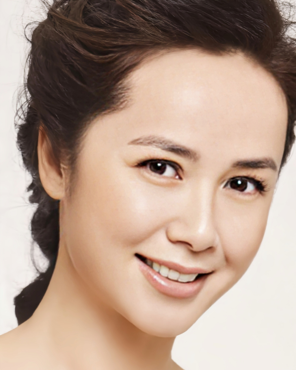 蒋雯丽,这个曾经如明珠般闪耀,被誉为"国宝级演员"的女神级人物,如今