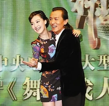 央视主持人王冠:离开央视5年,深陷桃色绯闻,39岁依旧单身