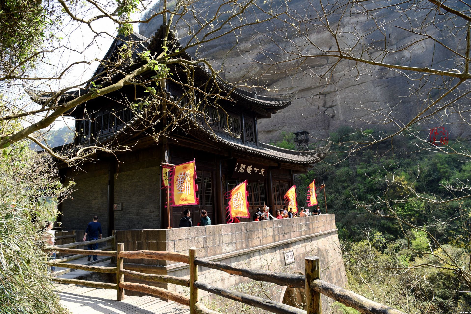 唐代诗人李白曾在《蜀道难》写下"剑阁峥嵘而崔嵬,一夫当关,万夫莫开"