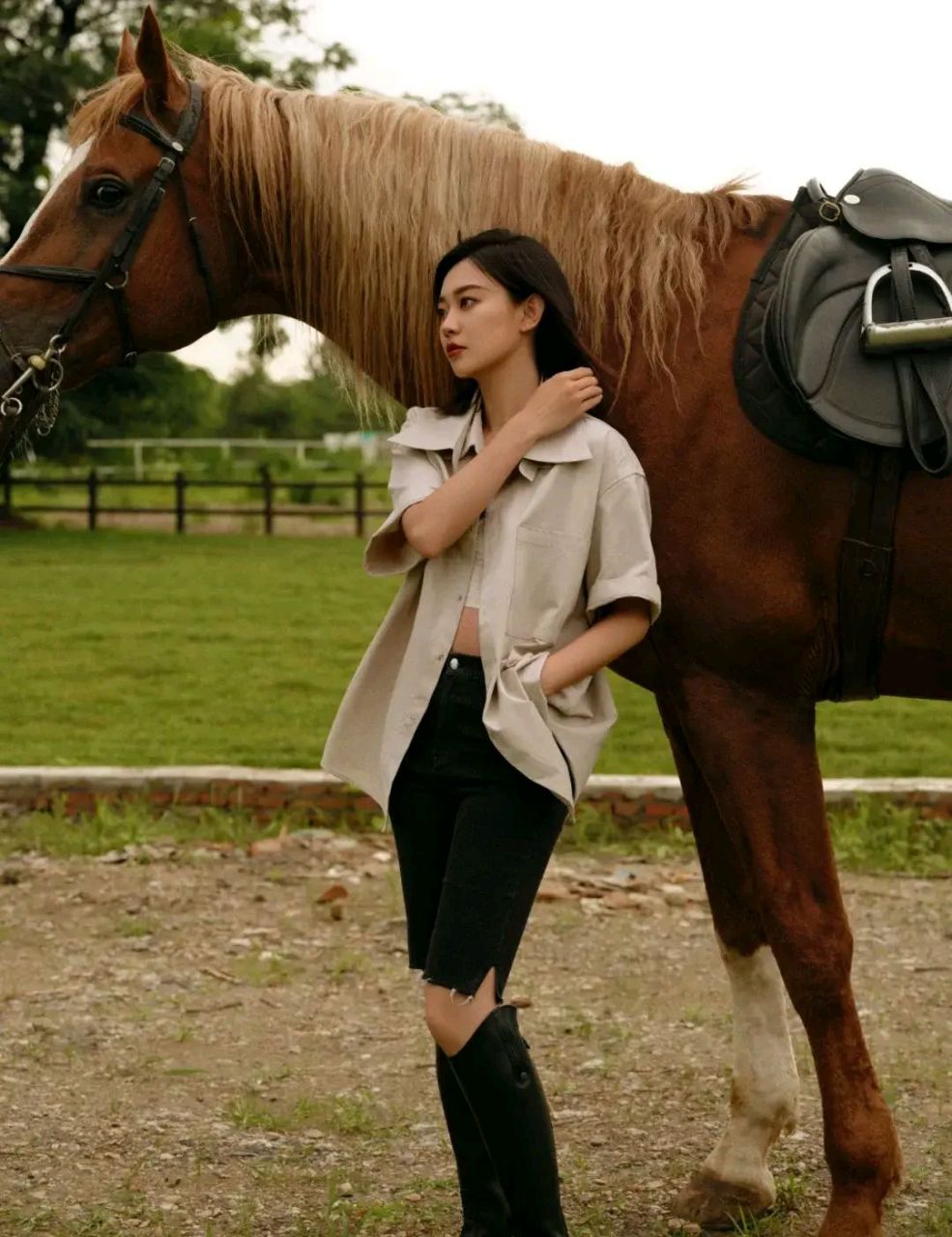 央视李七月瑜伽装和骑马服,野性美和温柔美##娱乐最前沿# #我要上热门