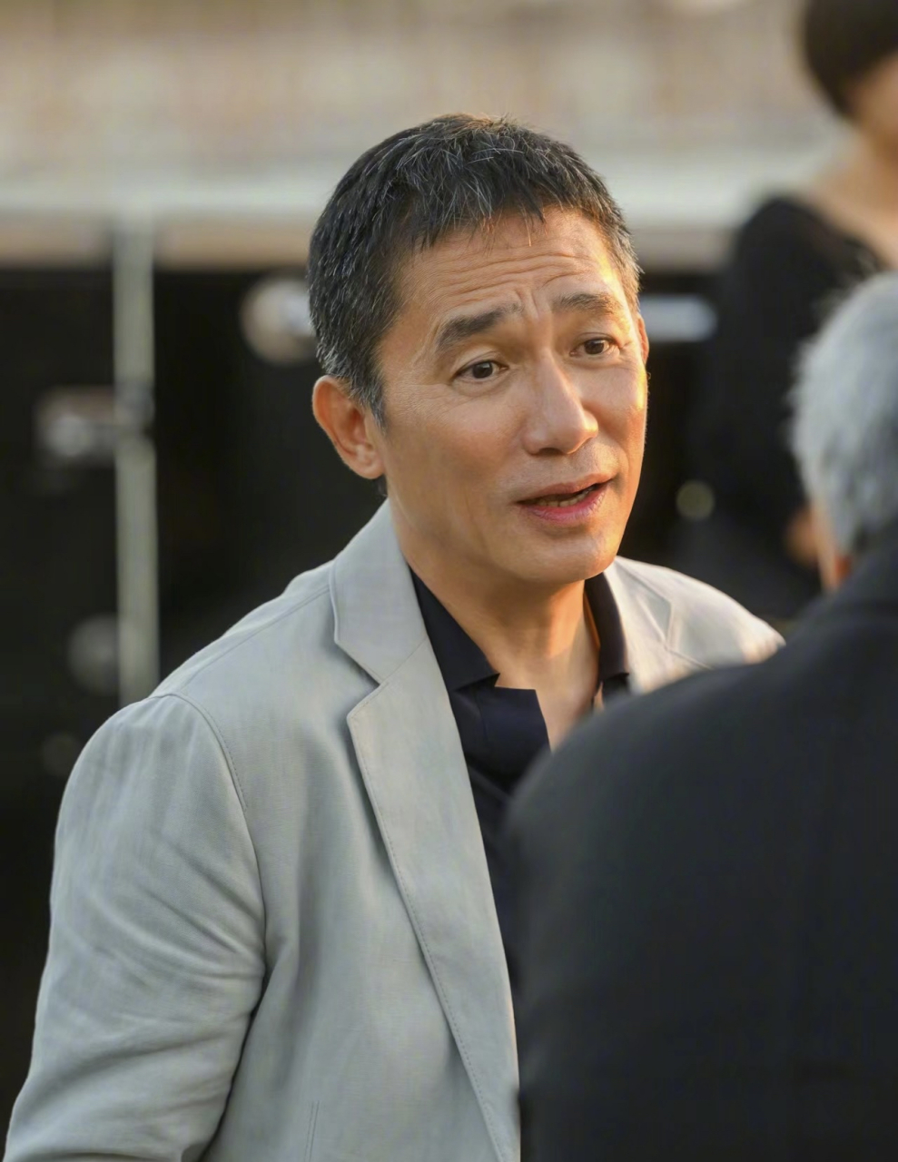 梁朝伟在威尼斯,虽然他已经年过60有了白发但笑容依旧羞涩眼神依然