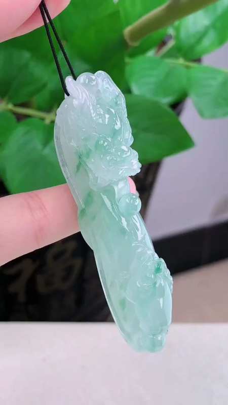 缅甸天然翡翠,老坑好种起胶飘绿龙柱吊坠,雕工精湛-度小视