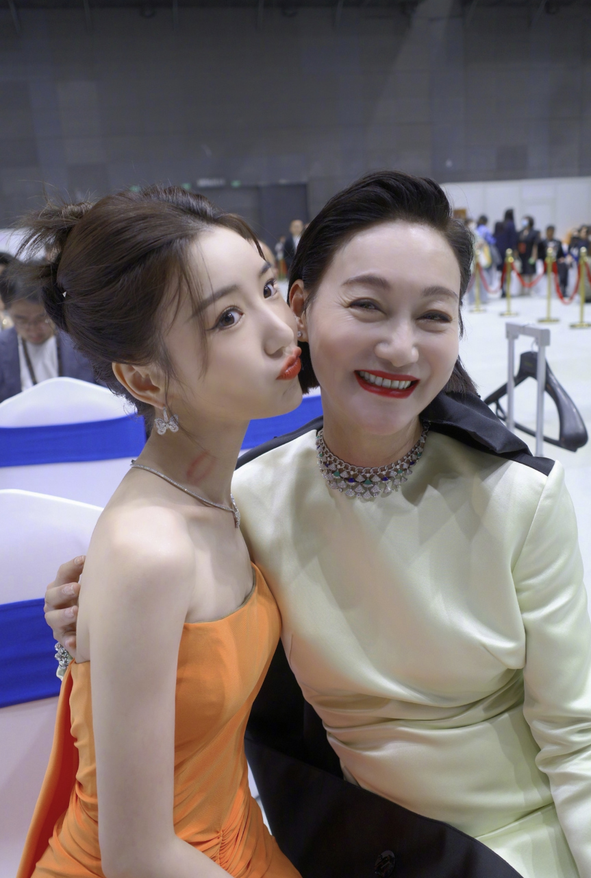 毛晓彤和她妈妈太像了