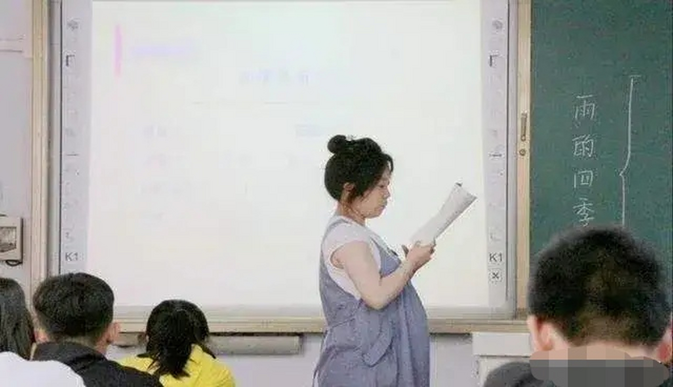 女教师怀胎八月,挺着大肚子坚持上课,却被家长举报"衣着暴露",最后