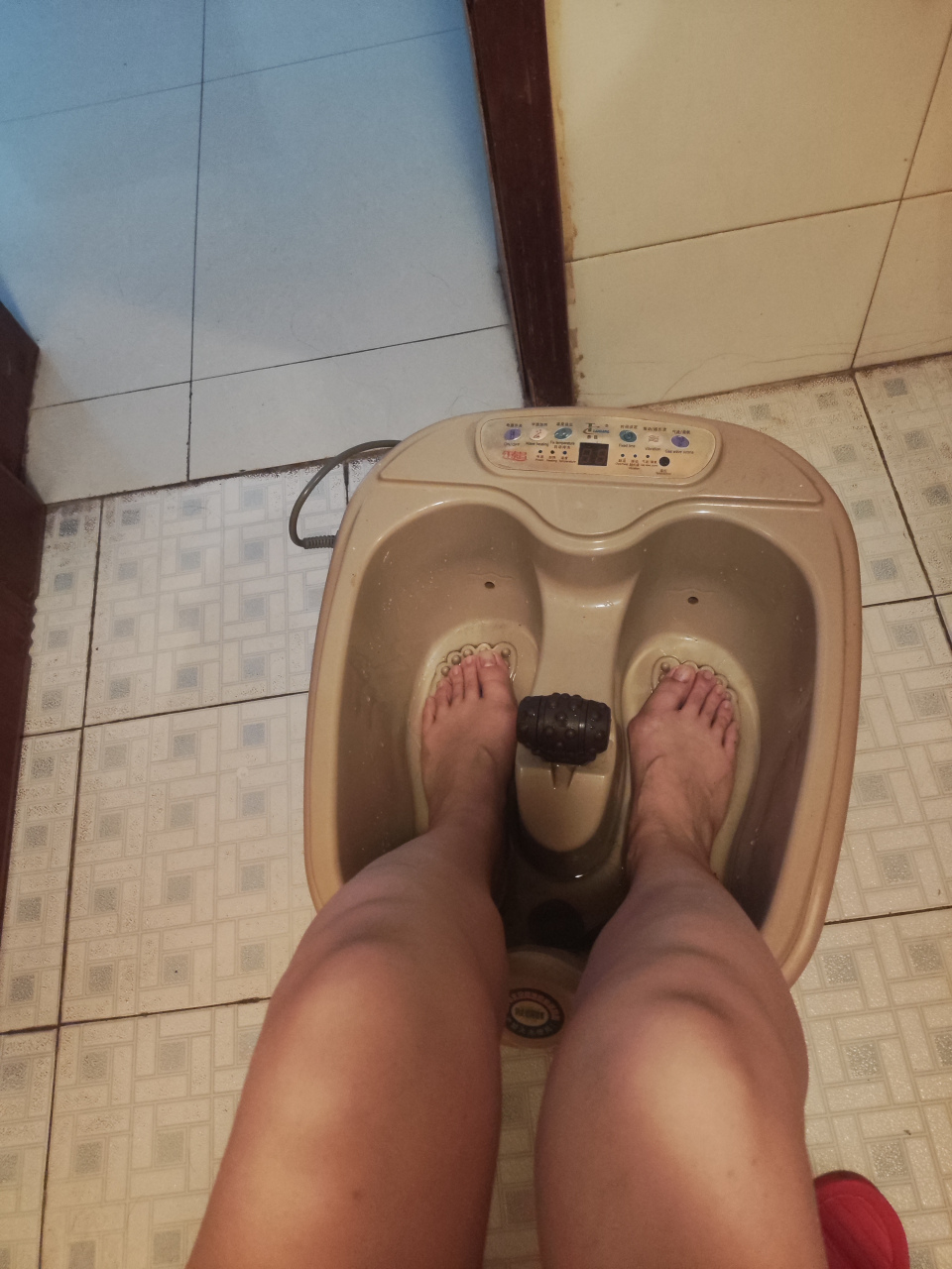 2.缓解疲劳.泡脚后人体变得温暖,放松,可以改善睡眠质量.