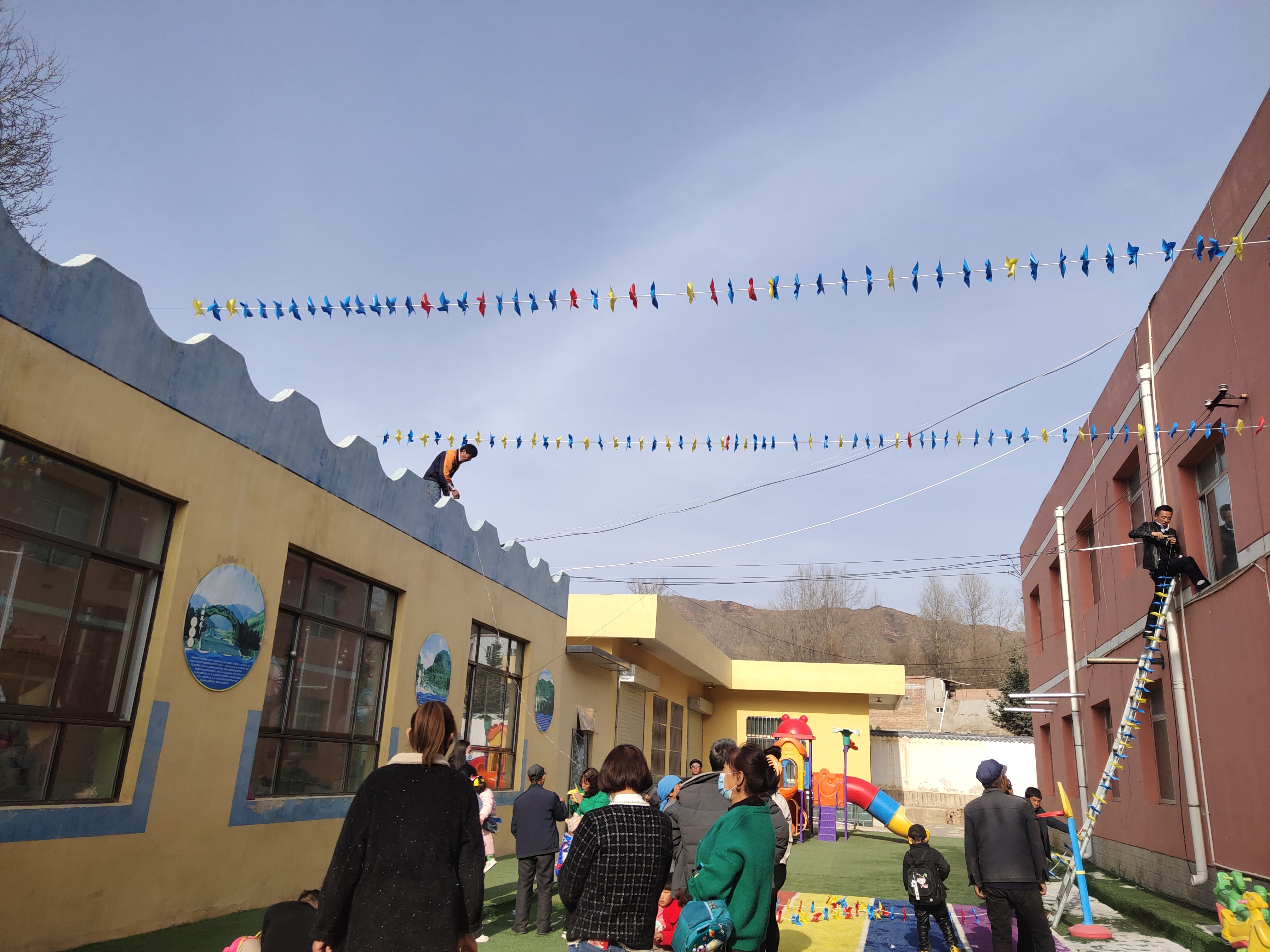 今天儿子的幼儿园开家长会,忙碌的我本来是没打算去的,但是儿子闷闷