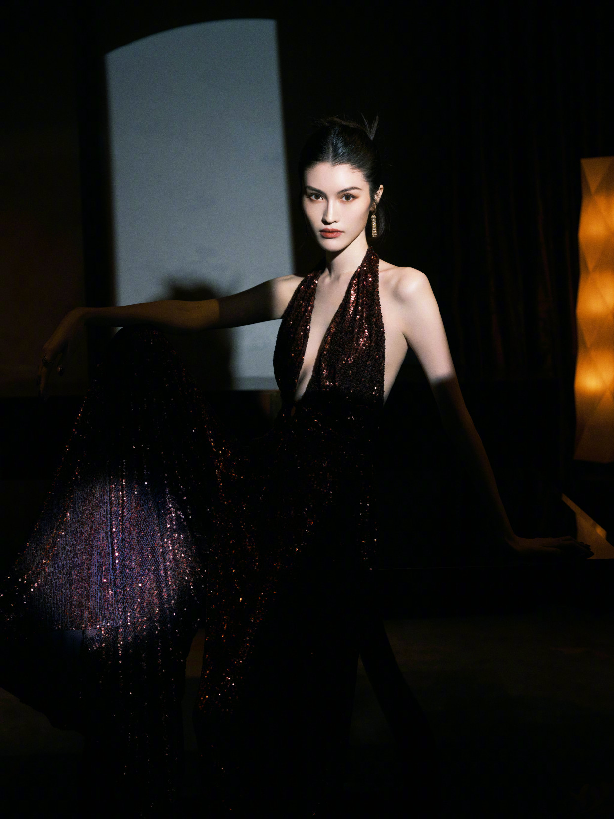 何穗出席某活动,一袭鎏金露背礼裙,高贵典雅,真乃人间绝色