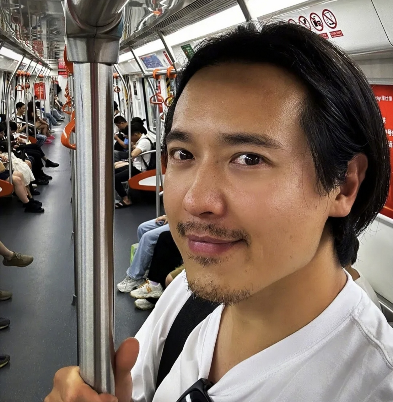 照片中的高云翔和从前不大一样了,感觉变胖了,皮肤也变黑了,头上的