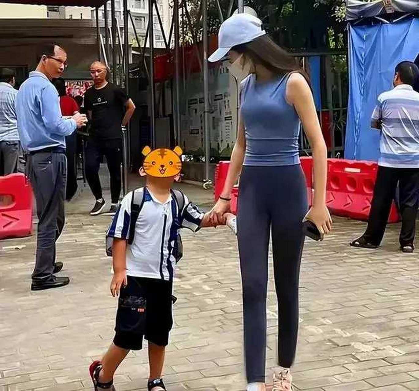 一女子穿瑜伽裤接娃,男家长纷纷侧目观看,女家长却不乐意了!