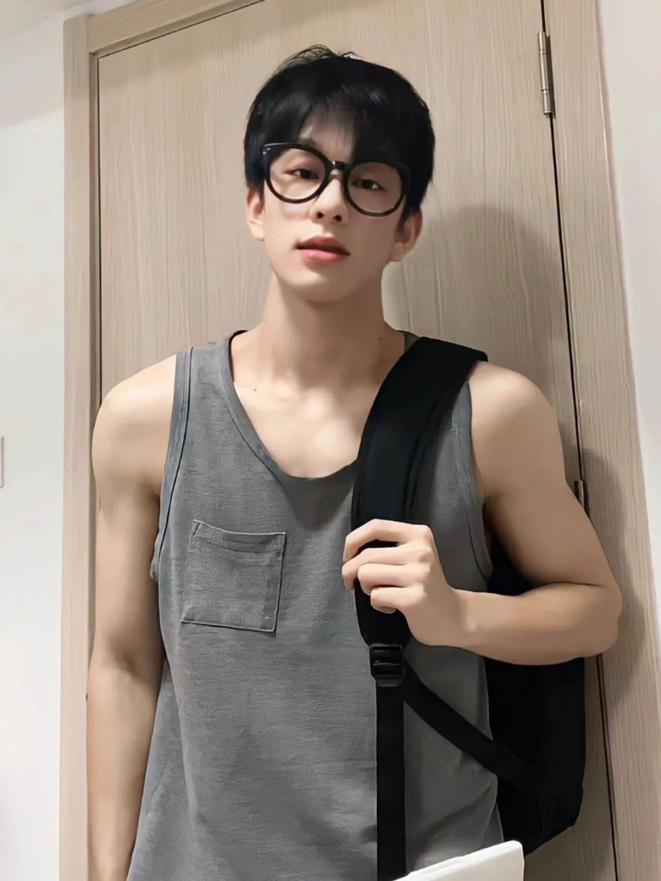 江西00后体育大学生,雪白胸肌超诱人……#帅哥# #体育生