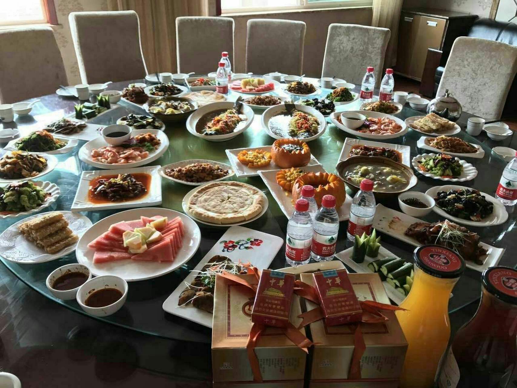 年末,我们去酒店吃饭,定的酒席非常丰盛,各色菜式,让人垂涎欲滴.