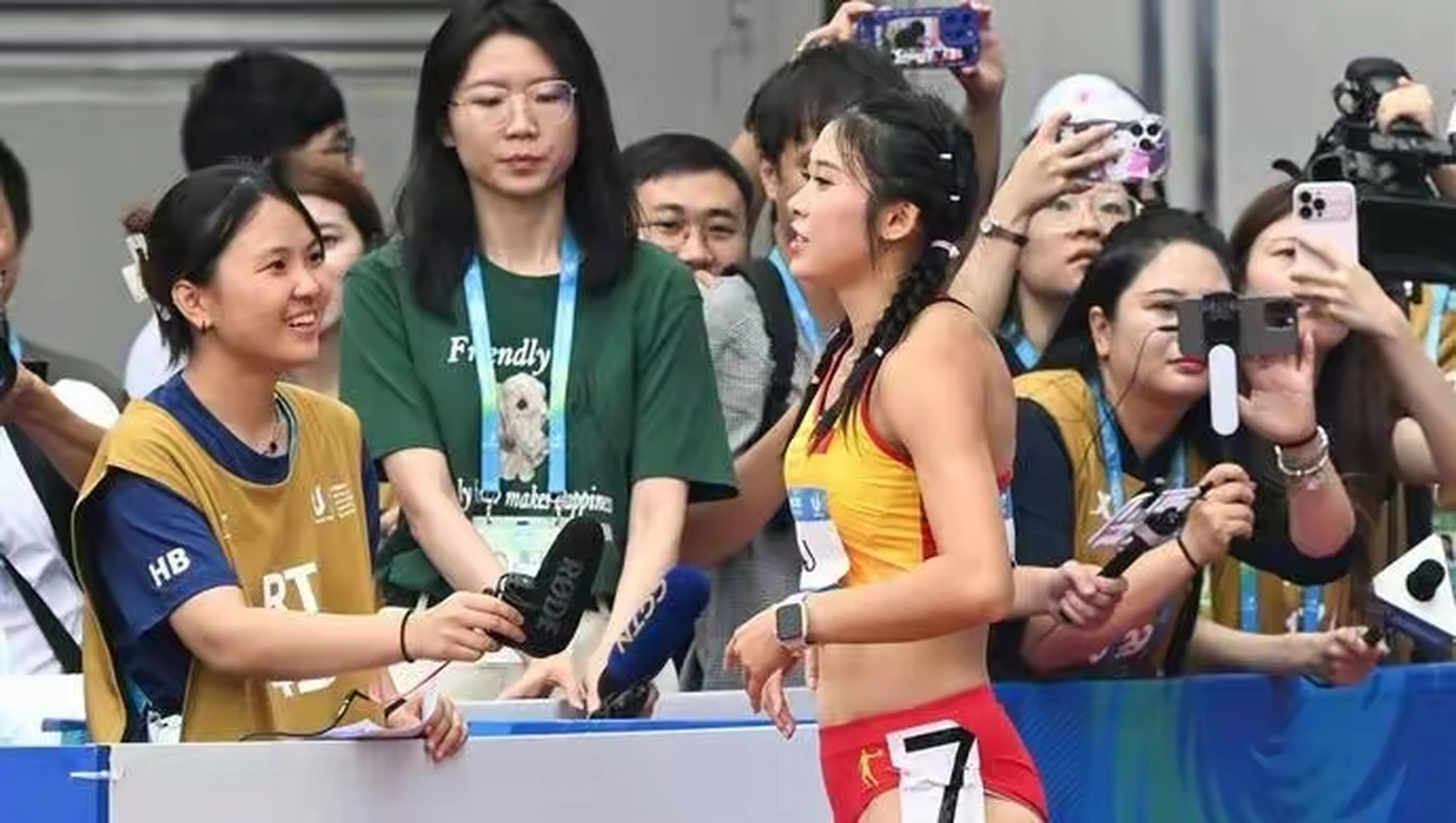 大运会火了的跨栏运动员吴艳妮,人气比世界冠军还高,各大媒体的疯狂