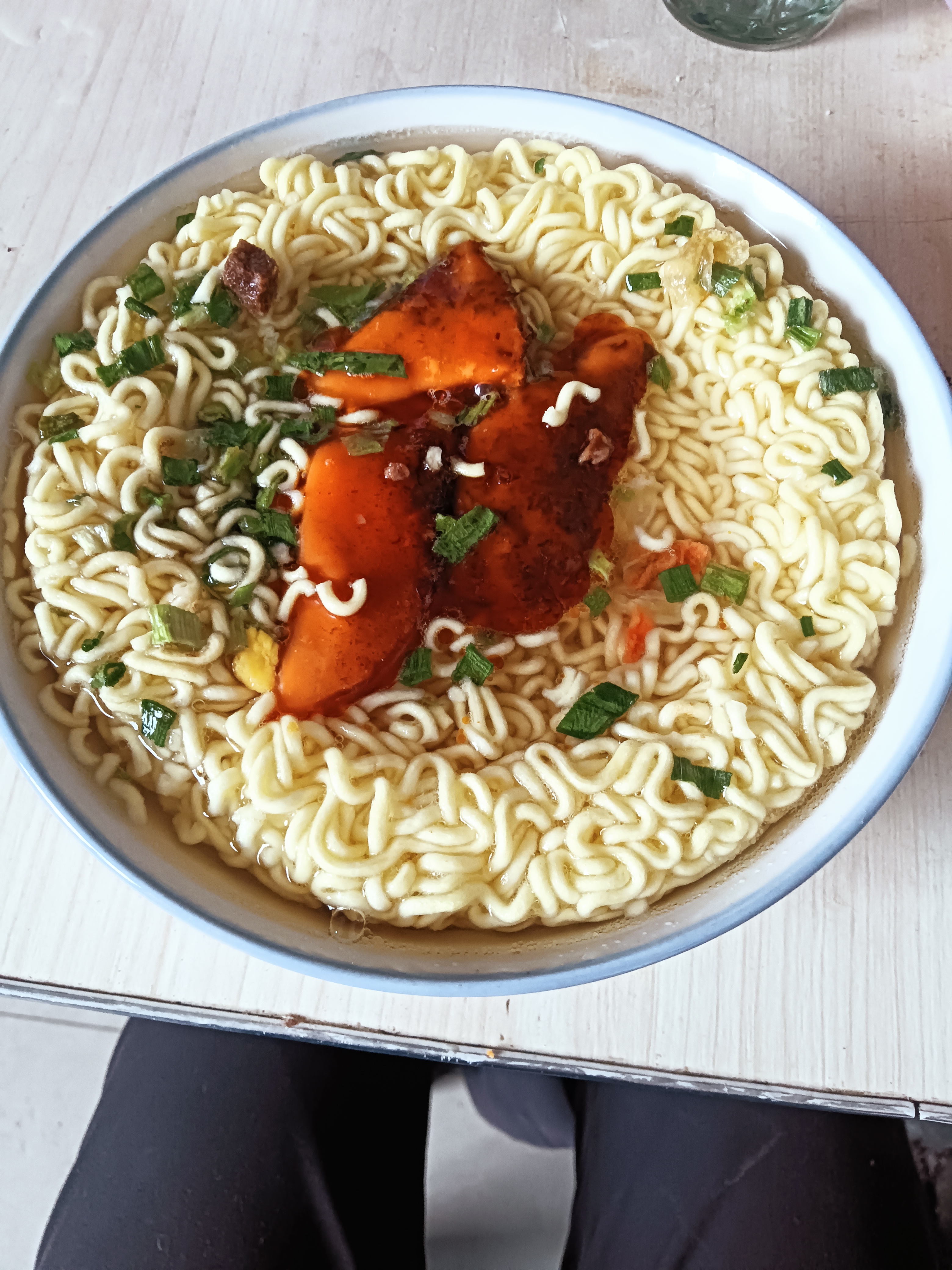 今天中午不想做饭了拿了两袋儿方便面,自己家腌的咸菜,方便面里头隔了