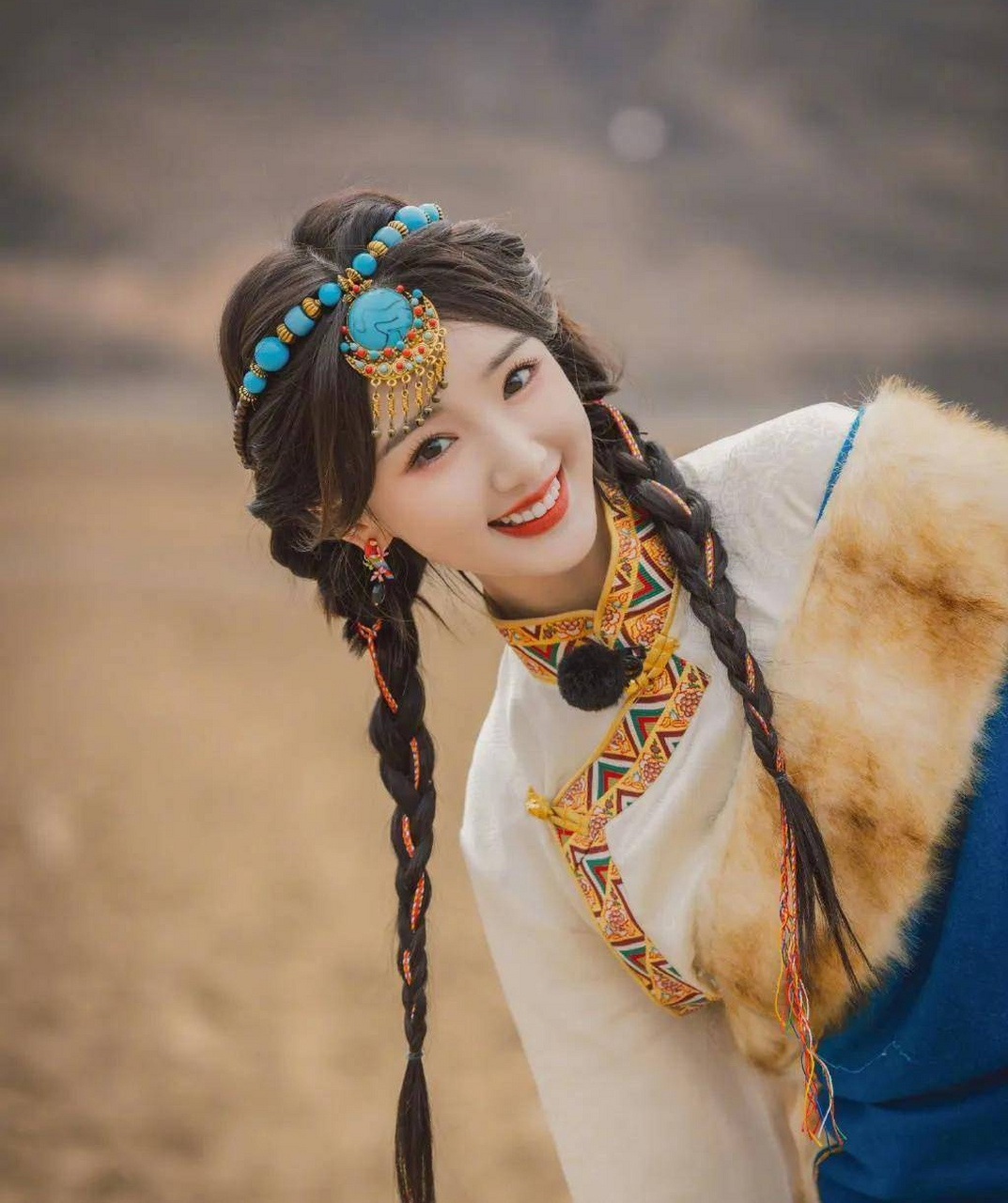 毛晓彤大秀藏族服饰,扎着双辫子跳舞,笑起来像小公主一样灿烂.