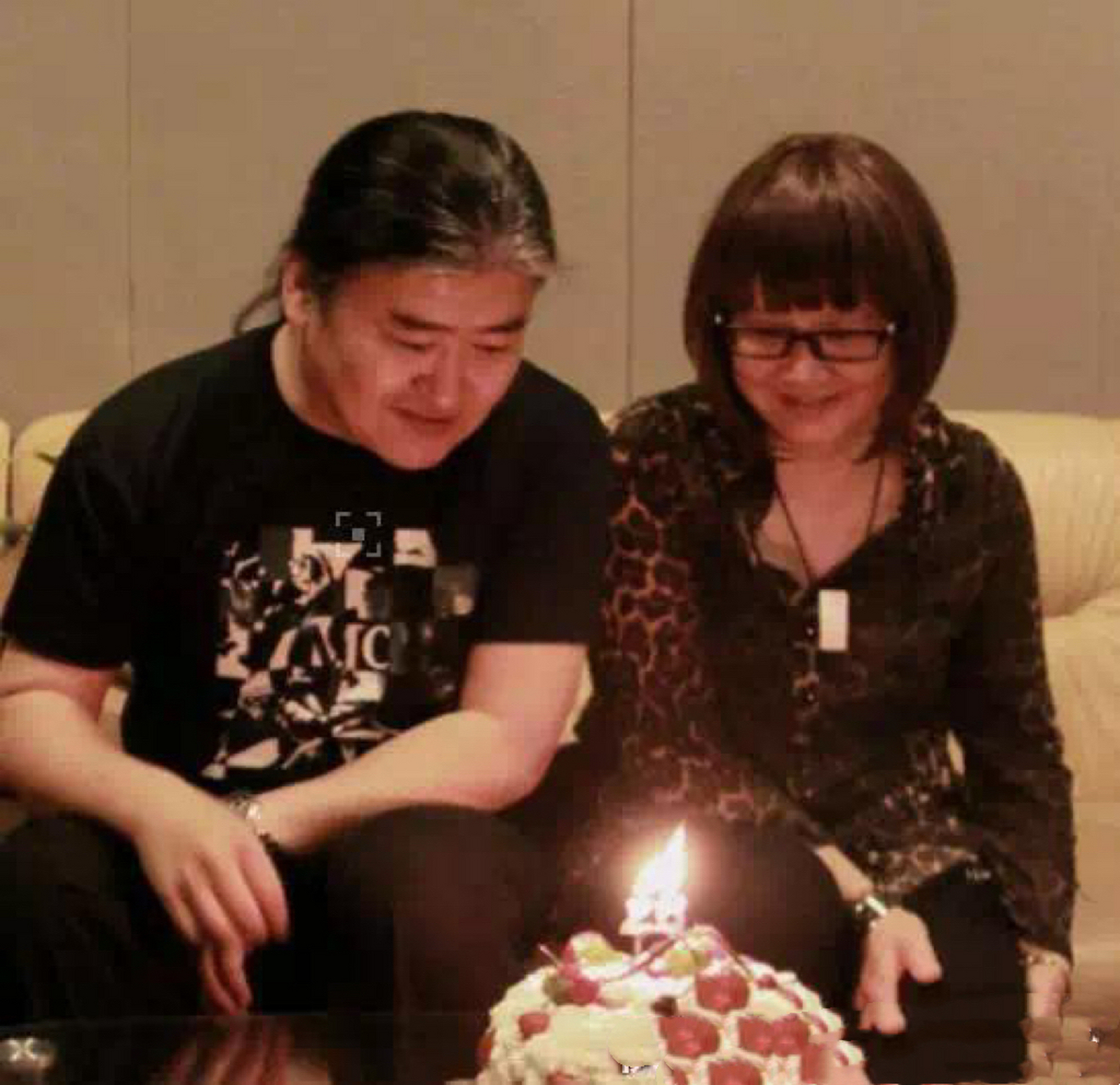 在这里小编祝刘欢老师早日康复,和妻子白头到老!