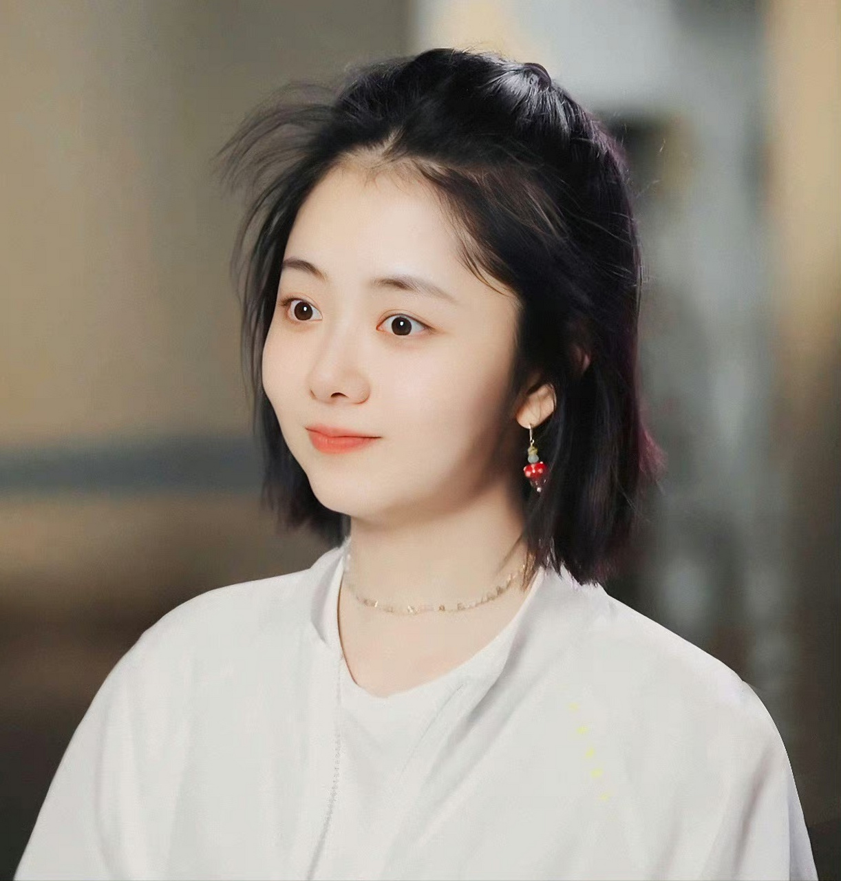 谭松韵娃娃脸素颜真的绝了,连眉毛都没画,纯纯素颜啊!