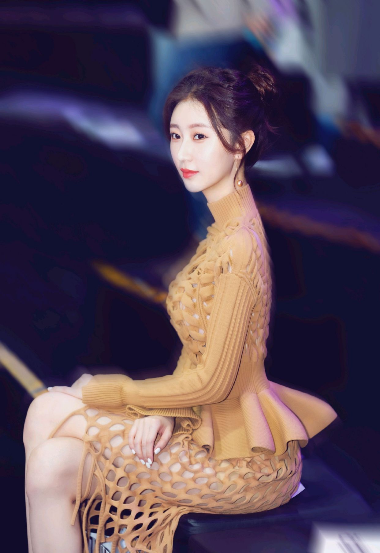 楚月:美丽大方,亭亭玉立